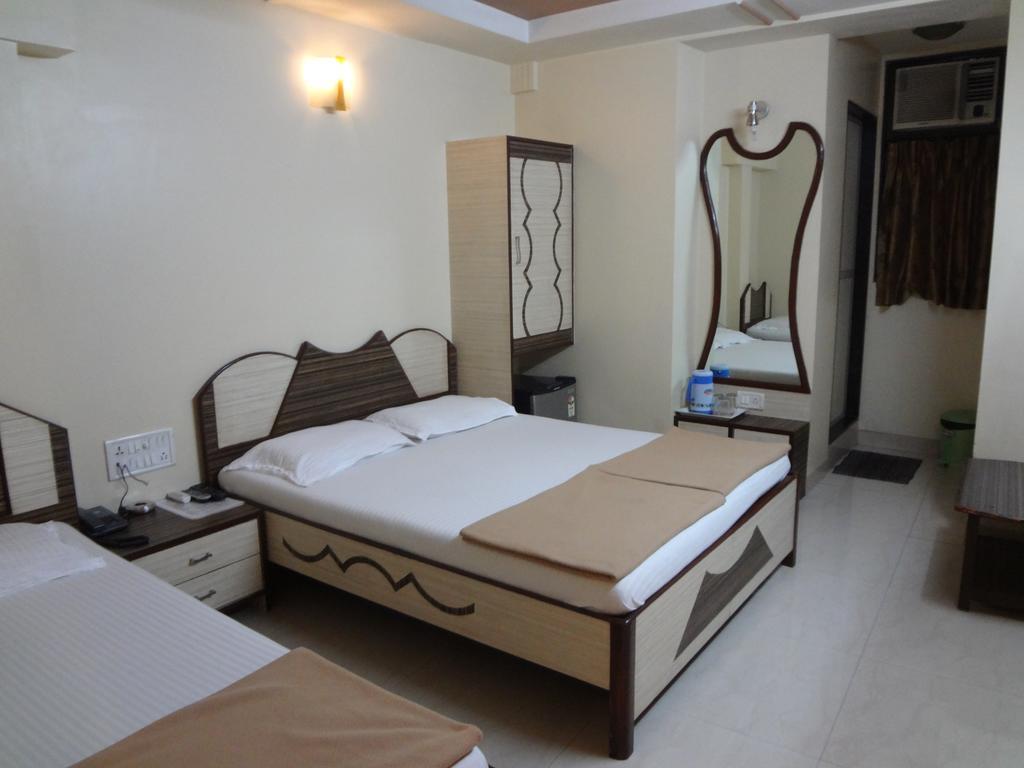 Hotel Broadway Colaba Mumbai Room photo